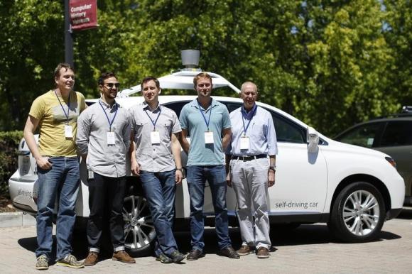 Группа инженеров, работающих над проектом Self-Driving Car, во главе с директором проекта Крисом Урмсоном (Chris Urmson) 