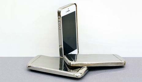 Корпус мобильного телефона из аморфного металла