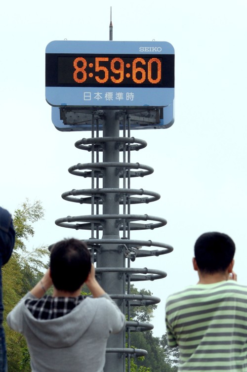 Жители города Тамура (Япония) фотографируют високосную секунду, которую добавили 1 июля 2012 года