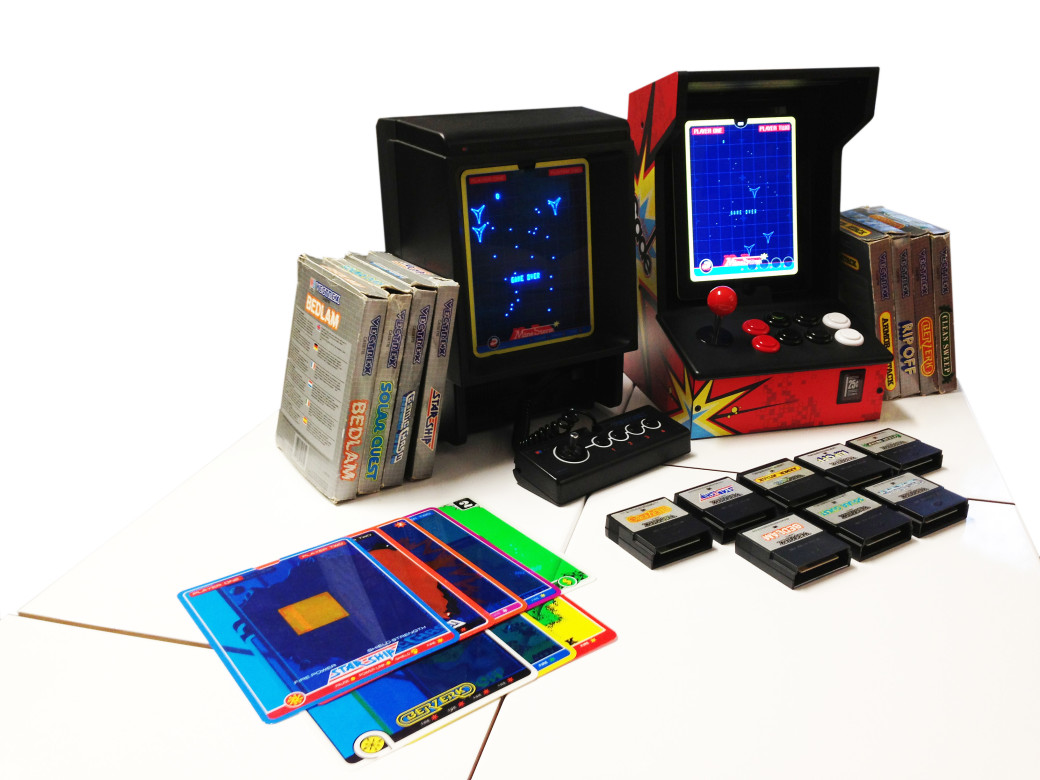 Одной из жемчужин выставки стал векторный компьютер Vectrex 1982 года. О его уникальных особенностях рассказывали на соответствующем семинаре. Я туда не попал и ограничился тем, что поиграл на «Вектрексе» в тамошний порт Asteroids. Для 1982 года поразительно плавная анимация и четкая графика. Правда, всего лишь черно-белые контуры в отличие от буйства красок на тех же ZX Spectrum, Amiga и Commodore