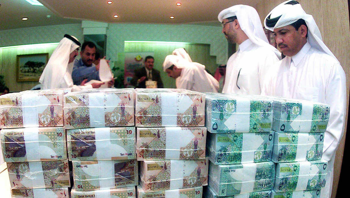 Фонды помогают деньгами. Богатый араб с деньгами. Мусульманские деньги. Шейх с деньгами. Арабский Шейх с деньгами.