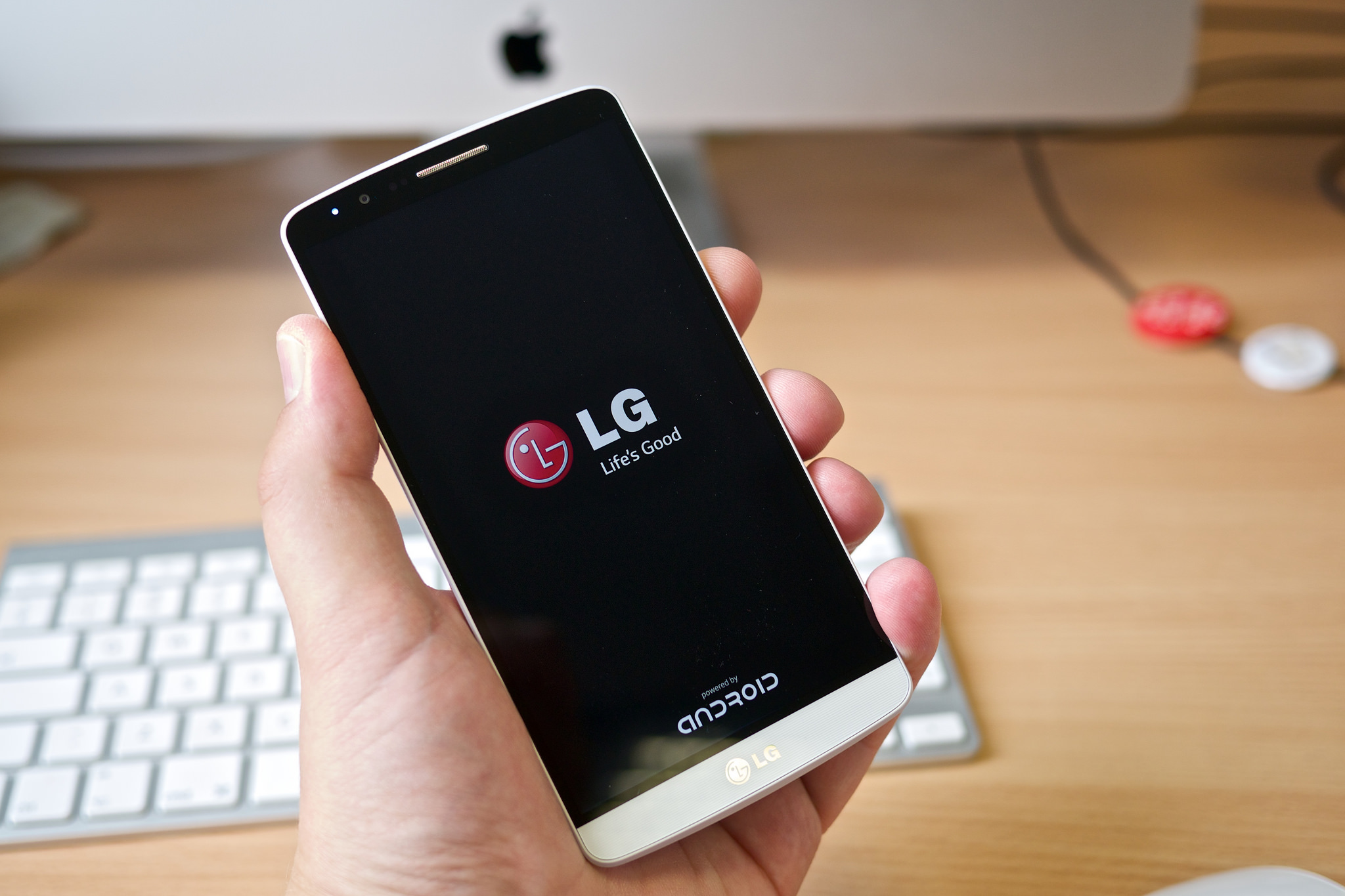Lg установить время. Смартфон LG С широким экраном. LG Cube smartphone. LG d858hk. Включение LG.