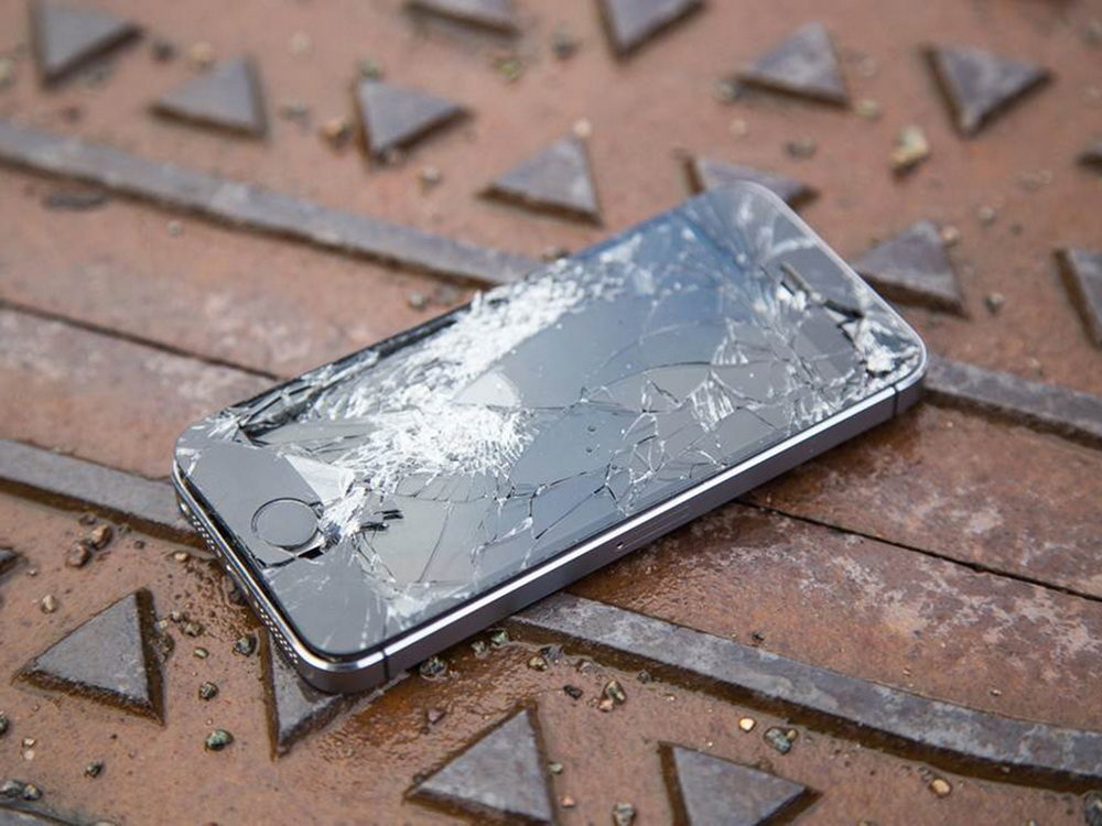 Smashed-broken-iphone