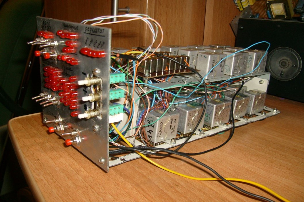 Релейная цифровая вычислительная машина №1. Реле, светодиоды и ворох проводов