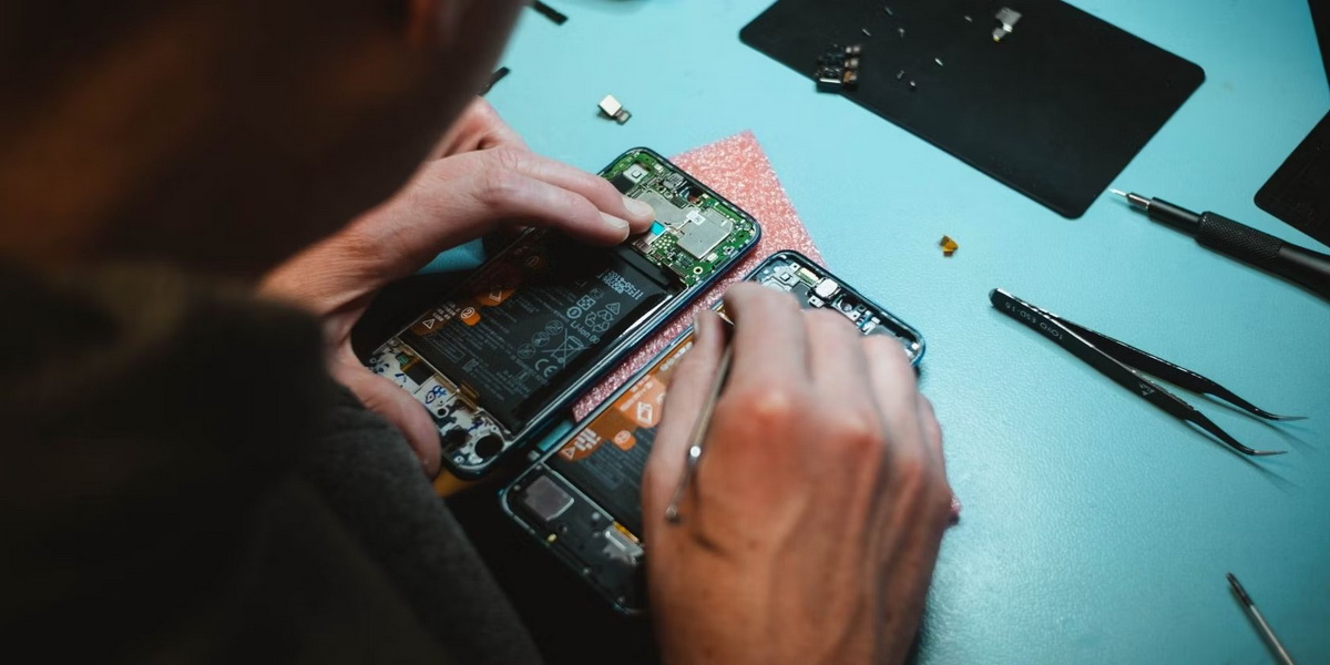 Смартфоны Samsung получат режим ремонта, который блокирует данные, но не устройство