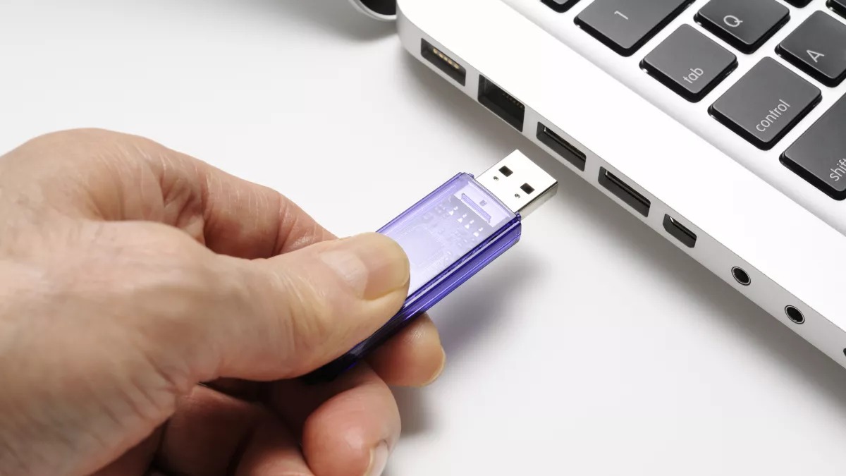 Кибершпионы используют USB-устройства для заражения целей