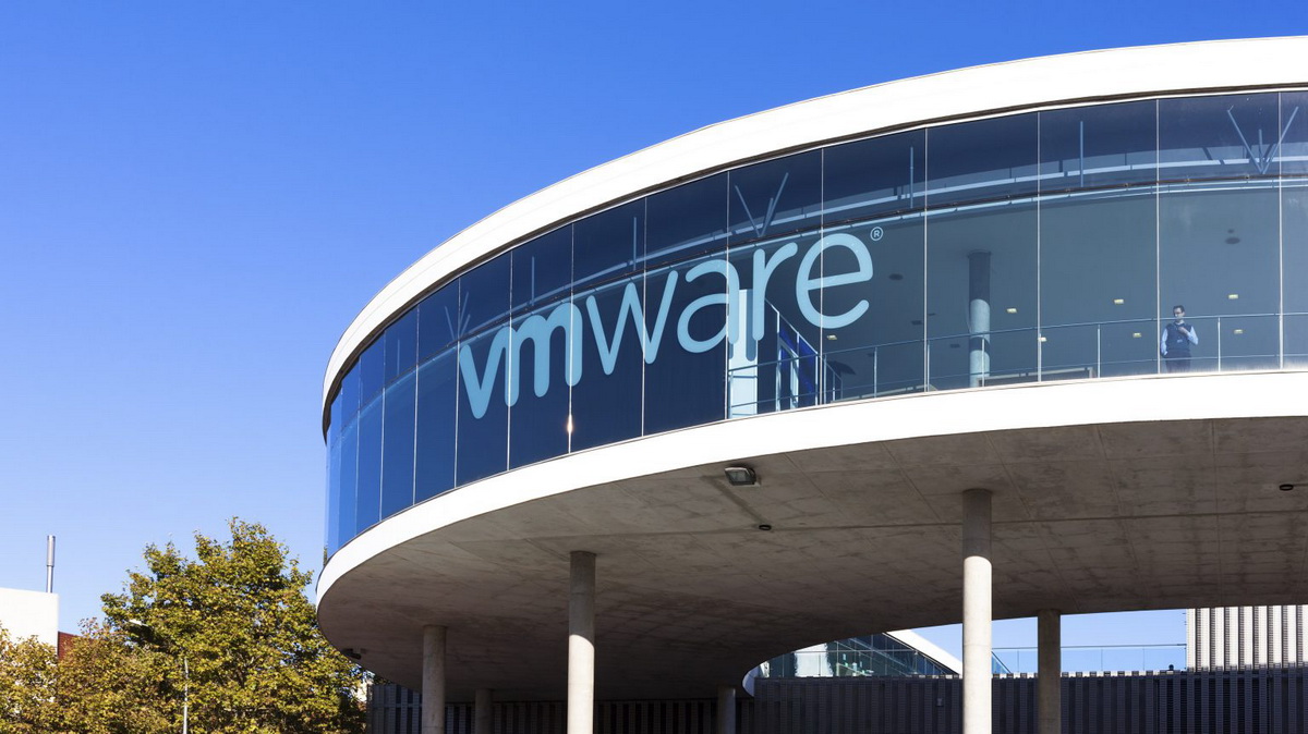 VMware исправляет критические RCE-уязвимости в vCenter